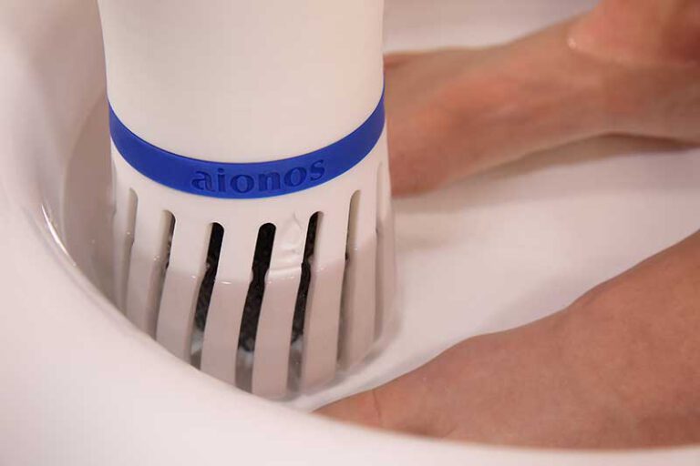 Elektrolyse-Fußbad mit der PureDetox Platinelektrode